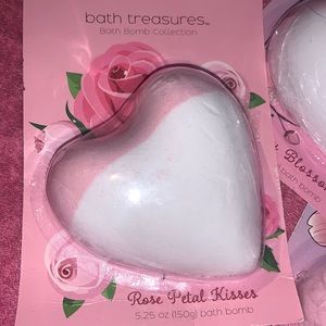 Bath treasures bath bomb